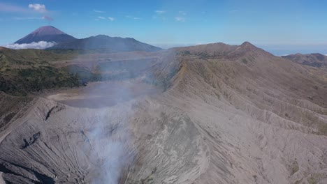 Vista-Aérea-De-La-Erupción-Del-Monte-Bromo,-Java,-Indonesia