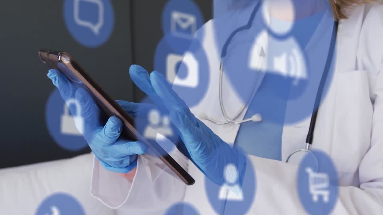 animación de iconos de los medios sobre una doctora caucásica que usa una tableta