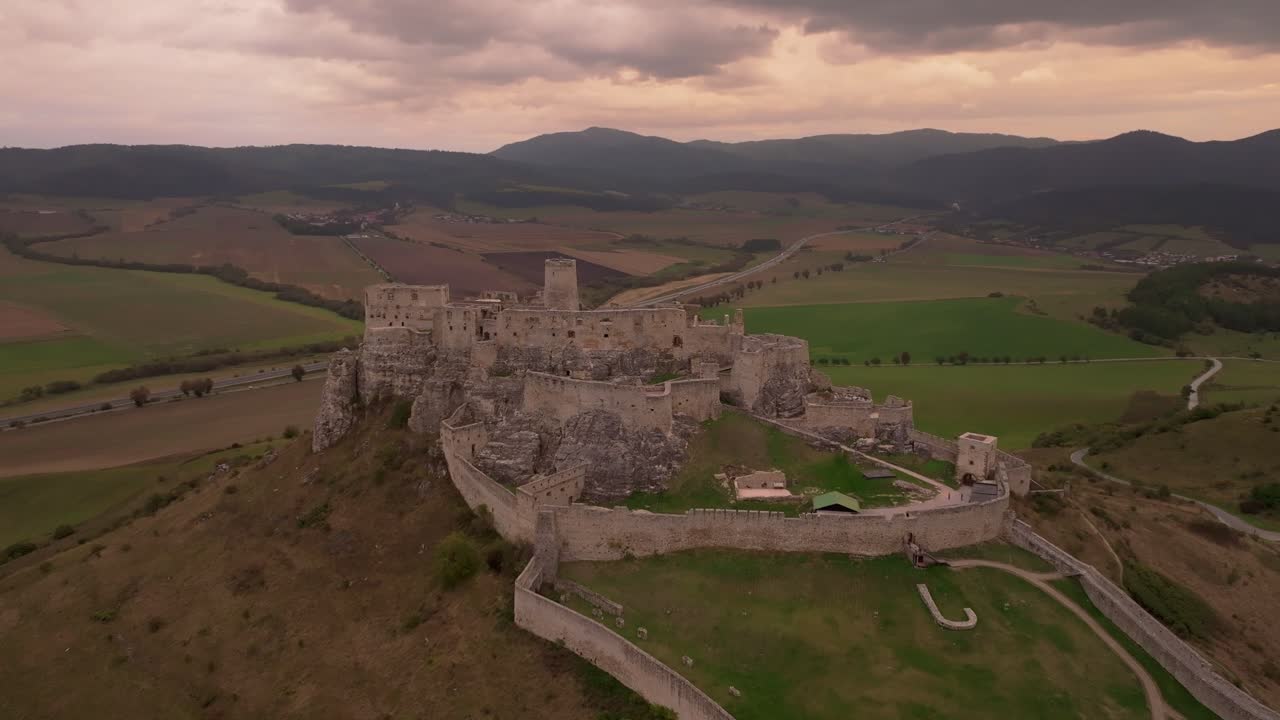 La prima luce illumina la fortezza e la valle aperta, Slovacchia
