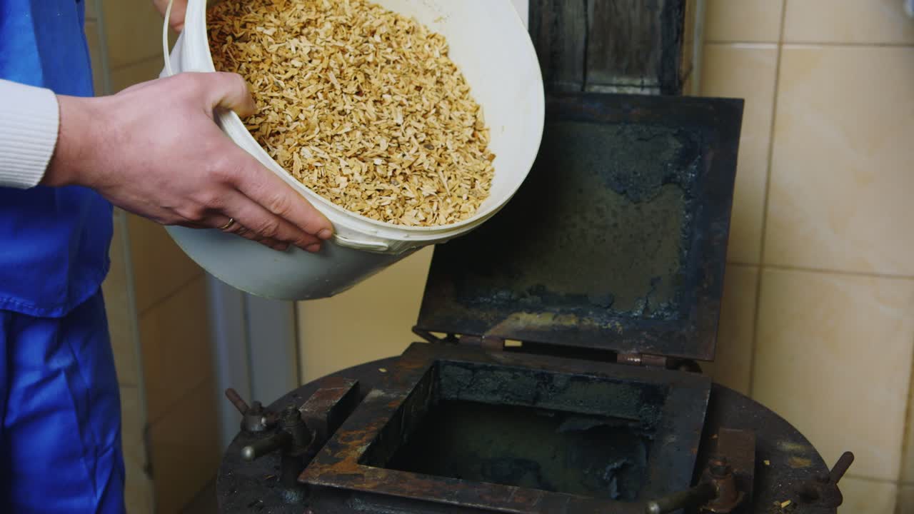 노동자는 나무 부스러기 1을 따른다