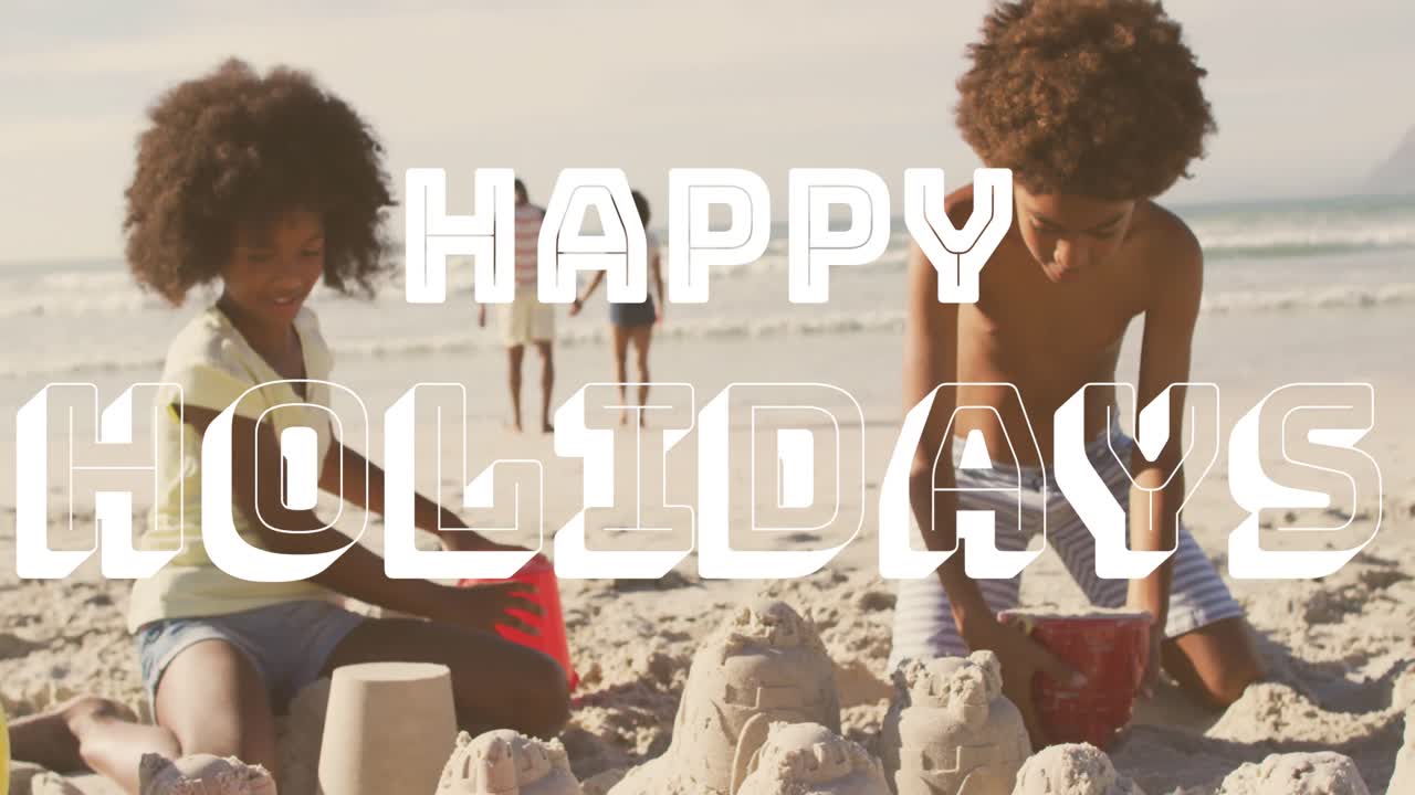 Animatie van de tekst 'prettige feestdagen' boven een vrolijke Afro-Amerikaanse familie die speelt op een zonnig strand.