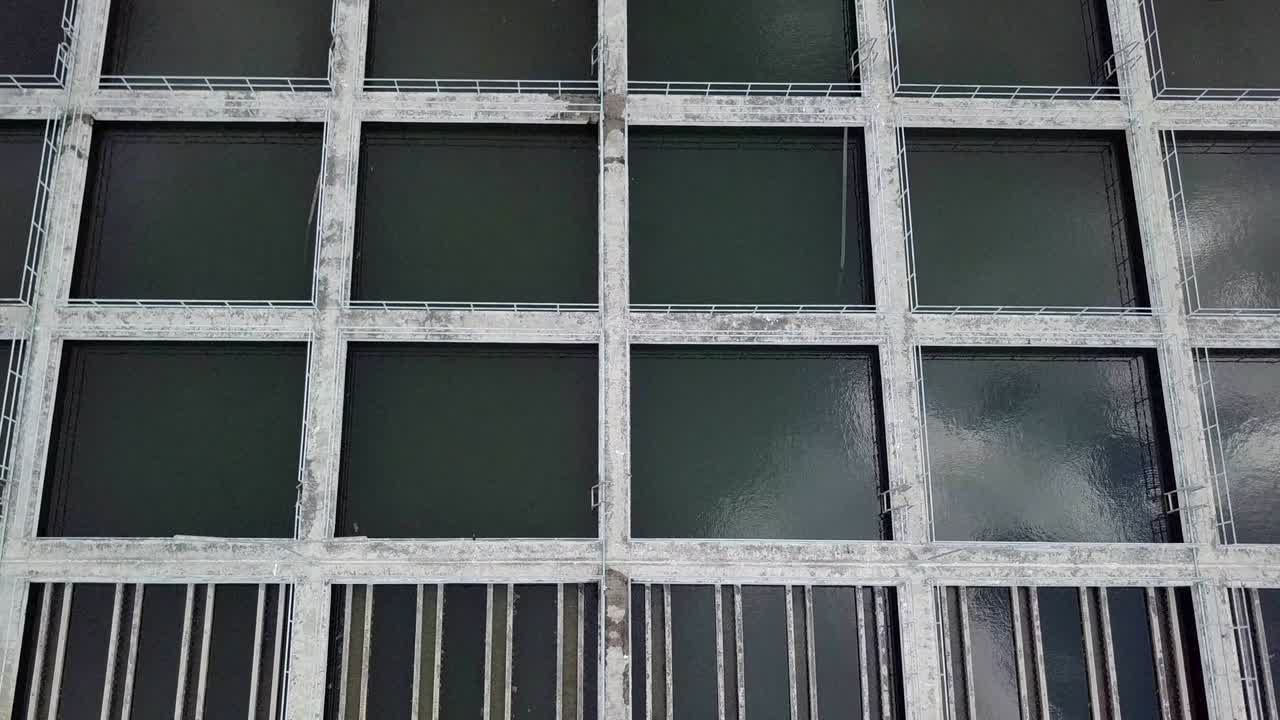 물 처리 크 시설 위의 공중 사진