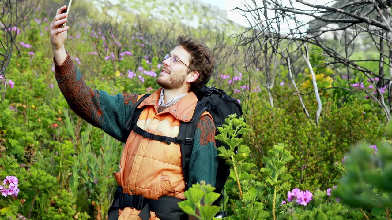 excursionista masculino tomando una selfie con un teléfono móvil 4k