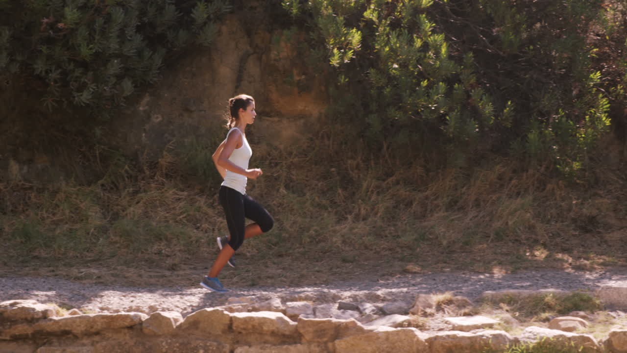 mujer corriendo en el campo