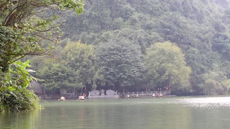 barcos en un río tranquilo cerca del templo