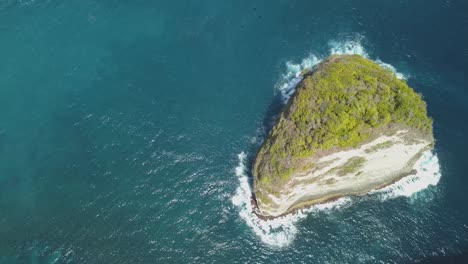 Aerial-view-of-the-tourist-hotspot-Kelingking-beach-on-Nusa-Penida,-Indonesia-on-a-sunny-day-and-with-crystal-blue-water