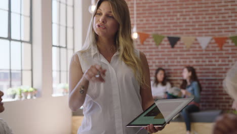 Mujeres-De-Negocios-Multiétnicas-Se-Reúnen-Con-El-Líder-Del-Equipo-De-Intercambio-De-Ideas-Compartiendo-Ideas-Creativas-Para-Un-Proyecto-De-Inicio-Utilizando-Tecnología-De-Tableta-En-Una-Presentación-Moderna-En-El-Lugar-De-Trabajo-De-Oficina