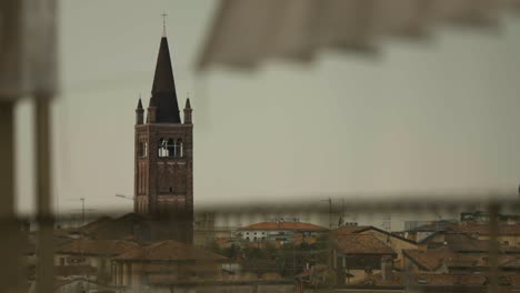 Stadtansicht-Mit-Glockenturm-Der-Kirche