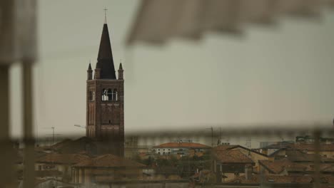 vista de la ciudad con un campanario de la iglesia
