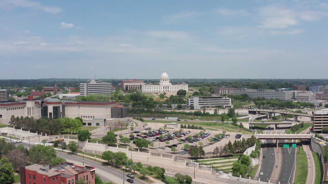 Luftfoto i supervid vinkel som stiger og panorerer av Minnesota delstatskapitolbygningen i Saint Paul, Minnesota