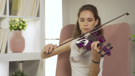 tocando el violín. mujer músico.