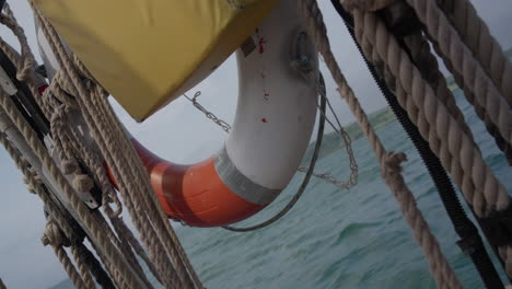 las cuerdas del barco cuelgan con el océano en el fondo