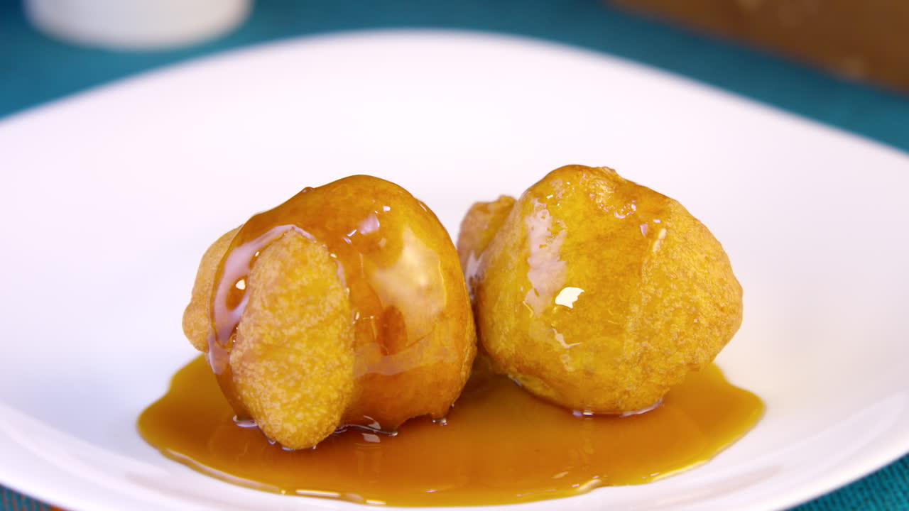 꿀을 넣은 크리스마스 부뉴엘로스