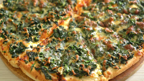 Pizza de espinacas y queso en bandeja de madera - estilo de comida vegetariana y vegana