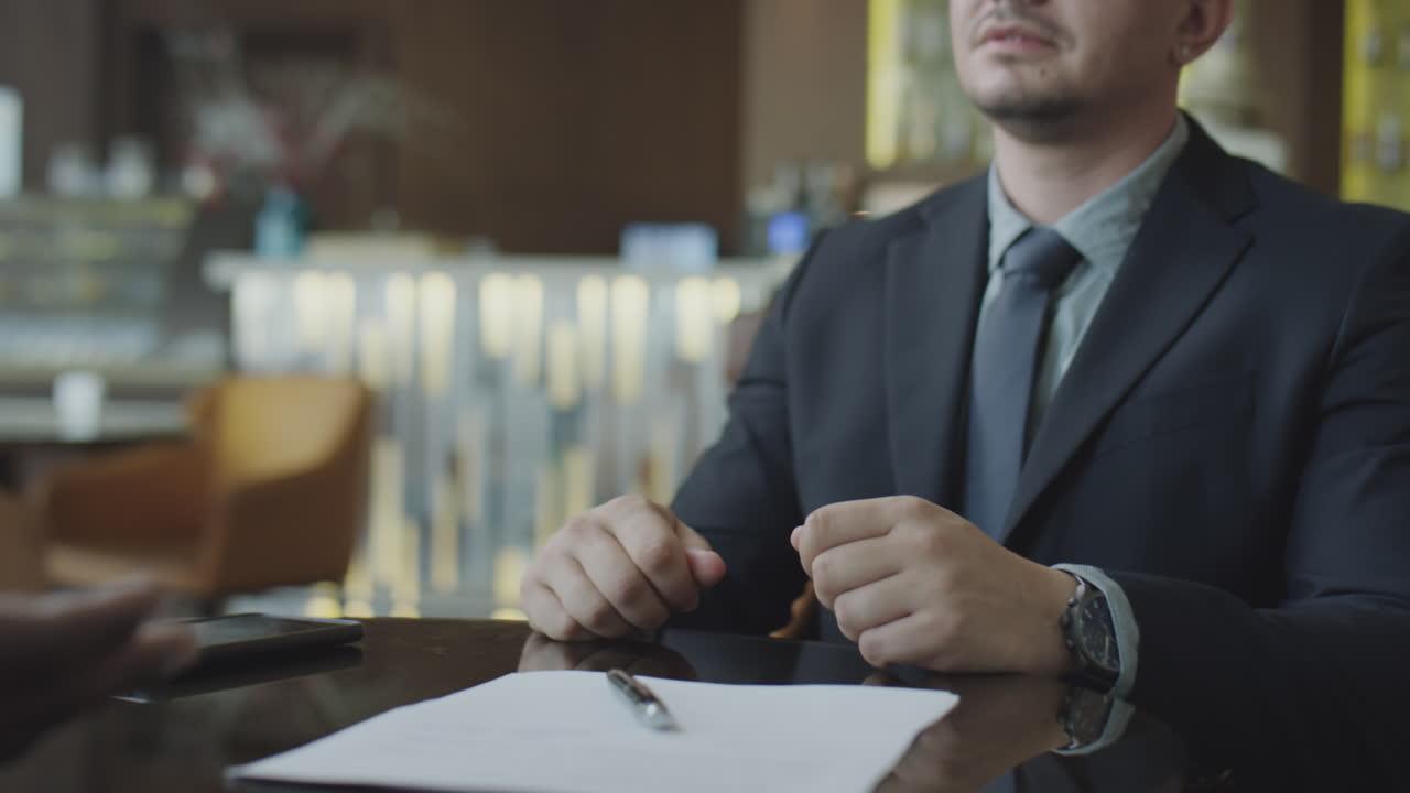 Uomini d'affari che si stringono la mano e discutono un accordo
