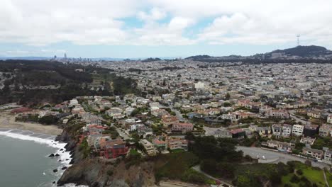 imágenes aéreas de drones de 4k 30fps de la costa de california cerca de la ciudad del acantilado del mar del barrio de presidio y la playa con el horizonte de la ciudad de san francisco en el fondo, olas costeras rompiendo la playa de arena china