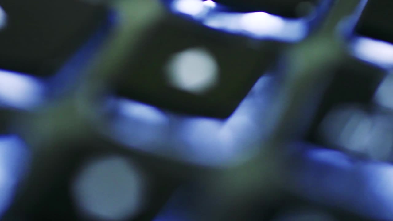 una vista superior de un teclado de portátil que está iluminando