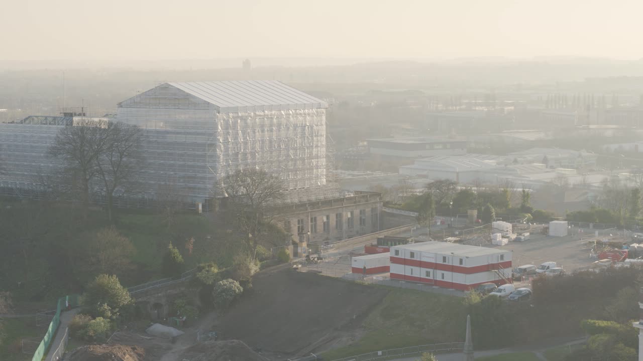 노팅엄의 언덕 꼭대기에 있는 현대적인 건물의 공중 사진 노팅엄셔, 영국