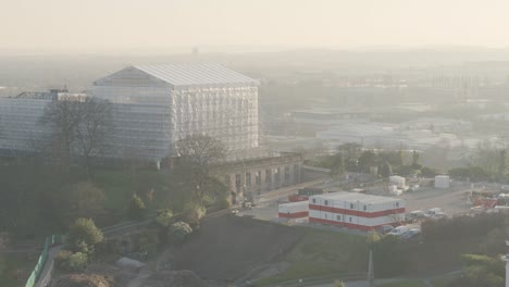 Luftaufnahme-Eines-Modernen-Gebäudes-Auf-Einem-Hügel-In-Nottingham,-Nottinghamshire,-Vereinigtes-Königreich