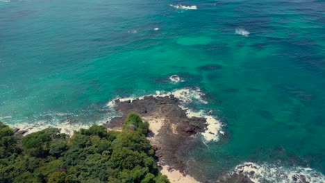 Imágenes-De-Drones-De-Una-Isla-Maravillosa-Con-Una-Hermosa-Playa,-Movimiento-Inclinado-Hacia-Abajo