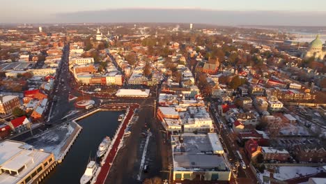 hermosa toma panorámica del amanecer del centro histórico de annapolis incluyendo la academia naval de los estados unidos, el edificio de la capital del estado de maryland y el puente de eastport