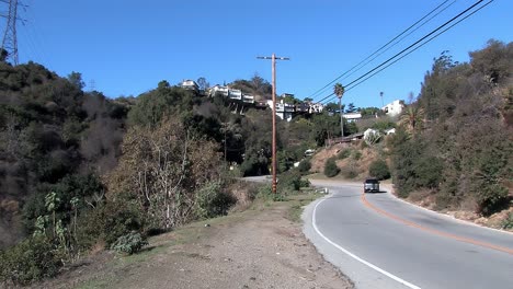 Casas-Sobre-Pilotes-En-El-Borde-De-Una-Colina-Cerca-De-Los-Angeles