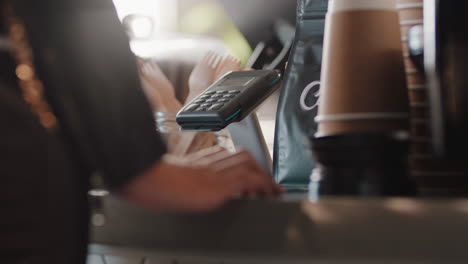 cliente que paga usando un teléfono inteligente que compra café en una cafetería cliente feliz que disfruta del servicio que gasta dinero en un restaurante