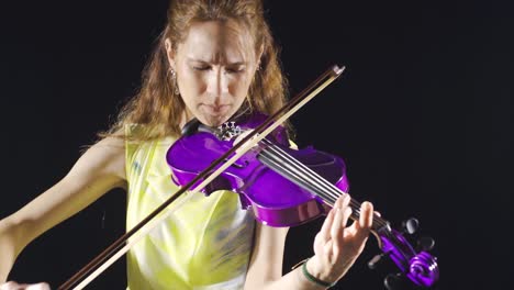 Talentosa-Violinista-Tocando-El-Violín-En-El-Estudio.-Músico.