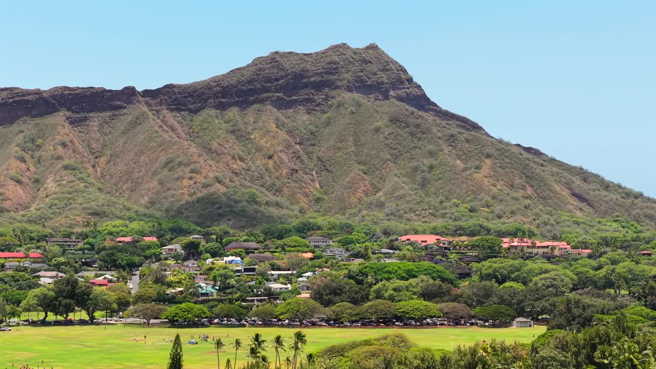 Sunny day at Kapiʻolani Regional Park and homes near Diamond Head