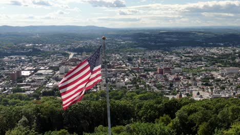 Quintessenz-Von-Anytown,-Amerikanische-Stadt-Unter-US-Flagge,-Patriotischer-Gedenktag,-4.-Juli,-Establishing-Shot-Urban-Vereinigte-Staaten,-Diversität,-Inklusion,-Bevölkerungswachstumsthema,-Multikulturelle-Lesepa