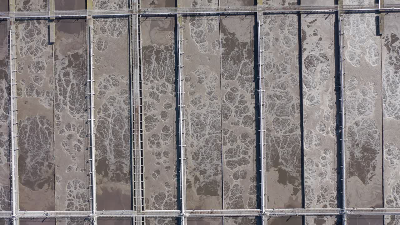 현대적인 폐수 공장에서의 물 처리 크, 강으로 배수하기 전에 청소 및 필터링