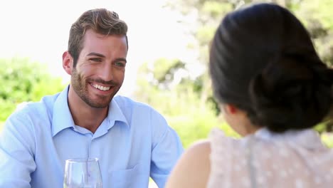 Pareja-Feliz-Teniendo-Una-Comida-Romántica-Juntos