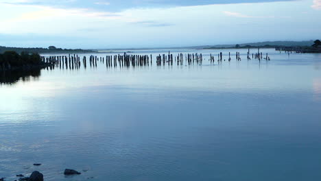 Viejos-Pilotes-De-Madera-Permanecen-En-El-Río-Coquille-En-Bandon,-Oregon,-Estados-Unidos