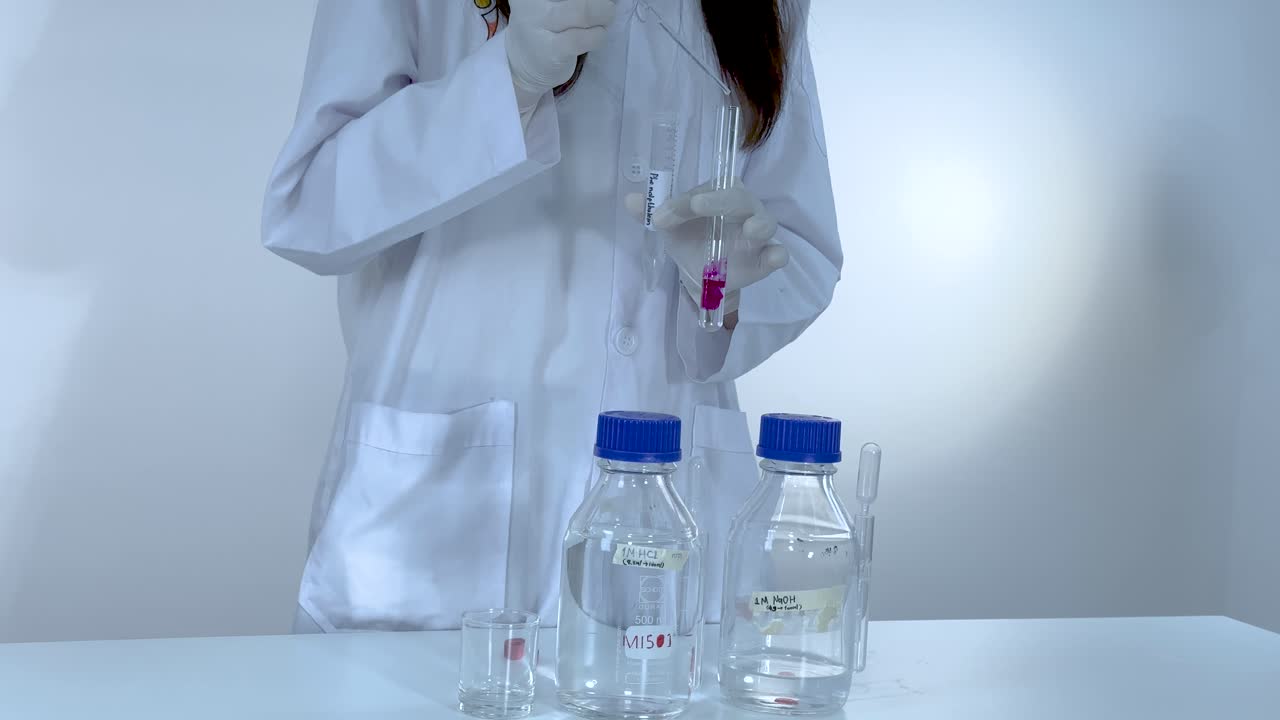 observación del cambio de color con las bases en un entorno de laboratorio
