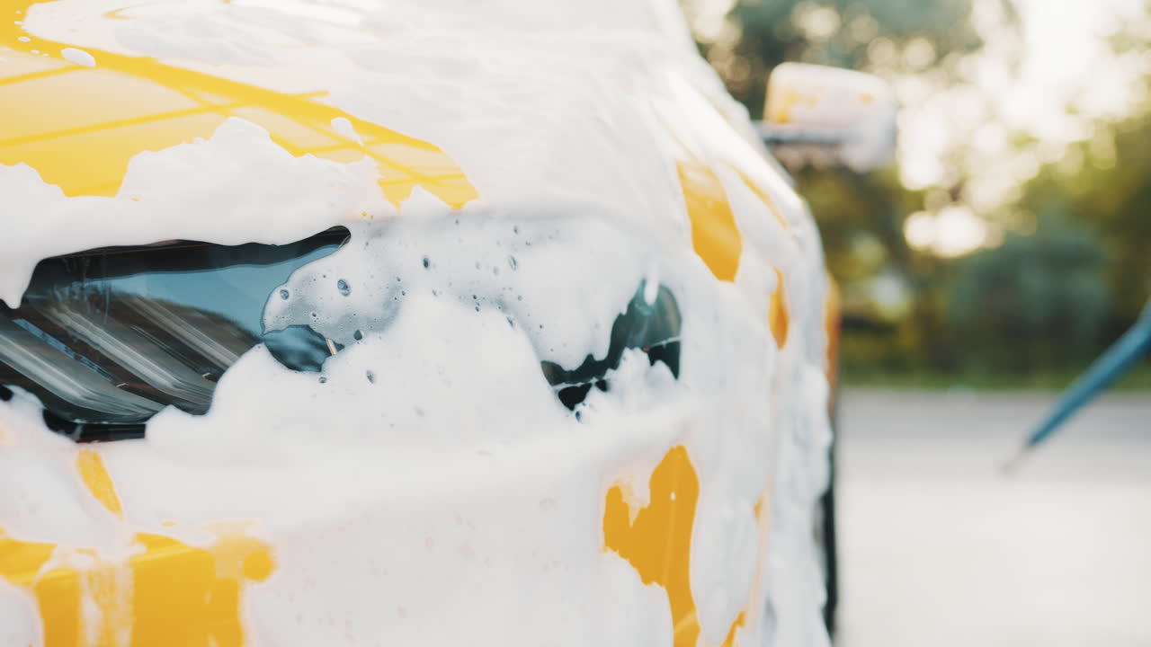 el coche se está lavando con espuma.