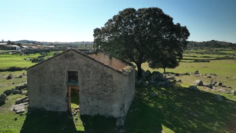 Hervorragende-Aussicht-Auf-Ein-Zerstörtes-Haus-Mit-Einer-Historischen-Spanischen-Stadt-Dahinter