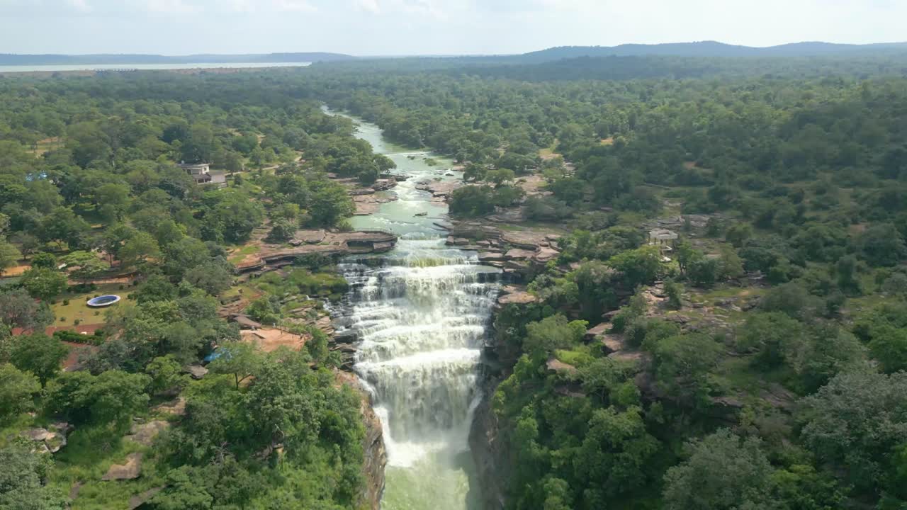 cascada rajdari devdari y la presa latif shah y el lago chandraprabha vista aérea