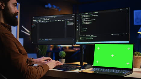 Programmierer-Codiert-Am-Computer-Neben-Einem-Laptop-Mit-Isoliertem-Bildschirm-Im-Homeoffice