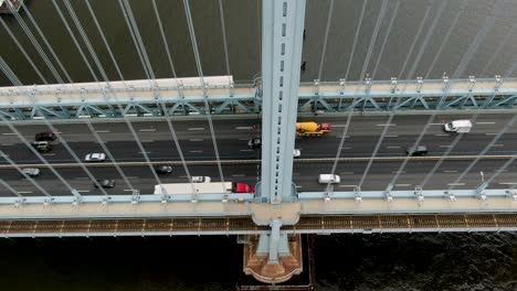 toma aérea estática del tráfico en el puente ben franklin en filadelfia, transporte, concepto de viaje diario, vista bisectriz de la viga del puente