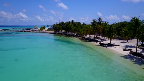 Imágenes-Aéreas-A-Lo-Largo-De-La-Costa-De-Una-Isla-Tropical-Con-Palmeras-En-Las-Playas-De-Arena-Blanca