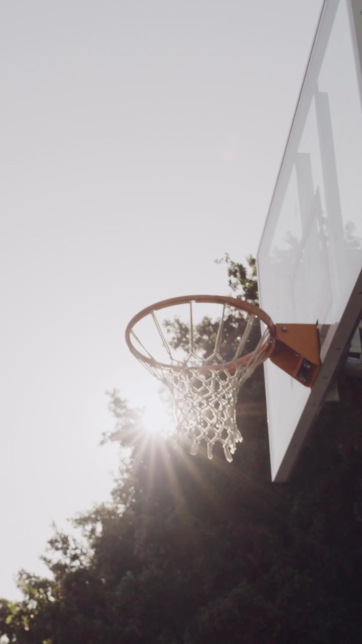 Canestro da Basket Contro un Cielo Luminoso e Soleggiato