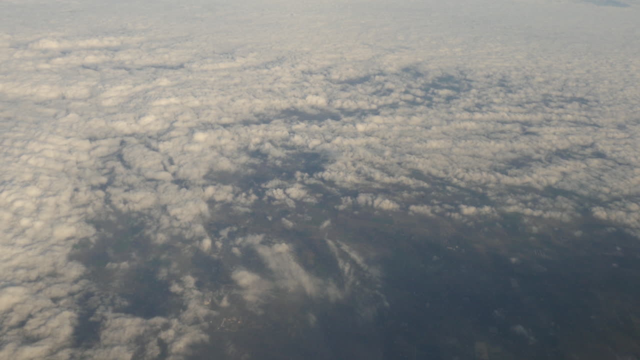 vista aérea de nubes y vegetación fuera de la ventana del avión tomada en alta resolución de 4k