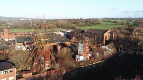 abandonado descuidado staffordshire viejo oxidado histórico industrial mina de carbón edificios vista aérea órbita derecha