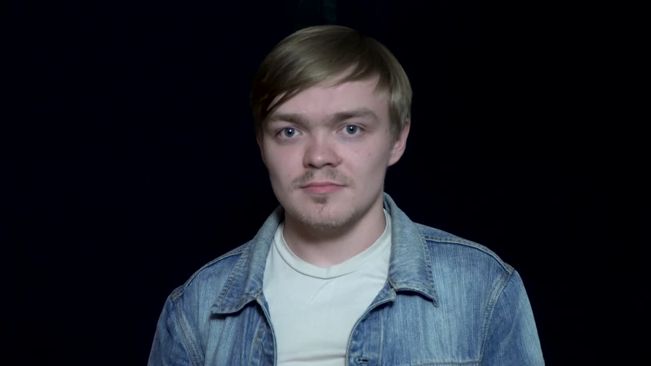 얼굴 을 는 손 을 가진 젠임 재 을 입은 남자