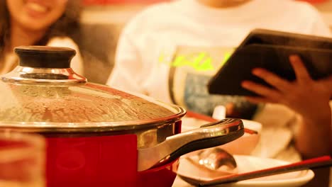 amigos disfrutando de una experiencia de cocina compartida
