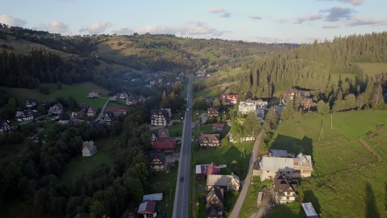vista aérea de la aldea de montaña