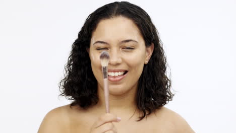maquillaje, feliz y mujer con pincel para la belleza