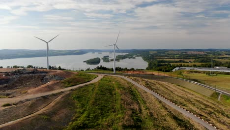 la toma panorámica aérea revela una planta de fabricación de helados alimentada por energía eólica en la colina de turquía