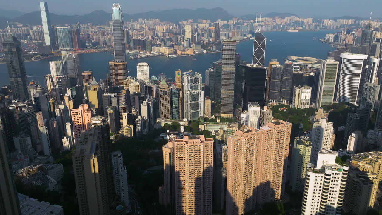 Husté mrakodrapy ostrova Hongkong a poloostrova Kowloon poblíž zálivu Victoria Harbour. Letecký záběr.