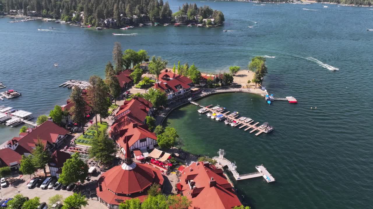 hiper lapso sobre el lago arrowhead pueblo california ciudad ocupada barcos y yates en el agua edificios de colores brillantes día soleado vibrante pan aéreo